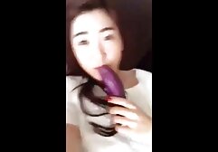 Một cô gái xinh đẹp lớn lên phim sex hay của nhật bản váy của cô ở phía trước của hai người.