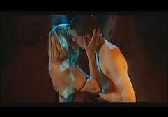 Một người mẫu trẻ của phim set cua nhat ban mũ và sau đó chạm vào