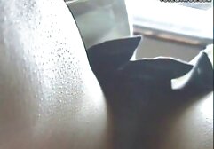 Băng qua hàng tro choi sex nhat rào nghiền nát hai con gà, sau đó đổ dưới chân của họ